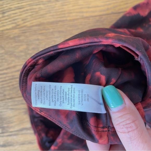 Athleta Rainier Printed Tight Red Black 631810 Size Large - Picture 7 of 9